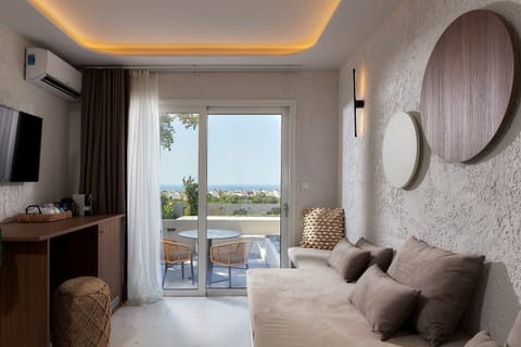 Executive Suite | Hypo-allergenic bedding, in-room safe, iron/ironing board