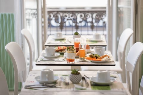 Daily buffet breakfast for a fee