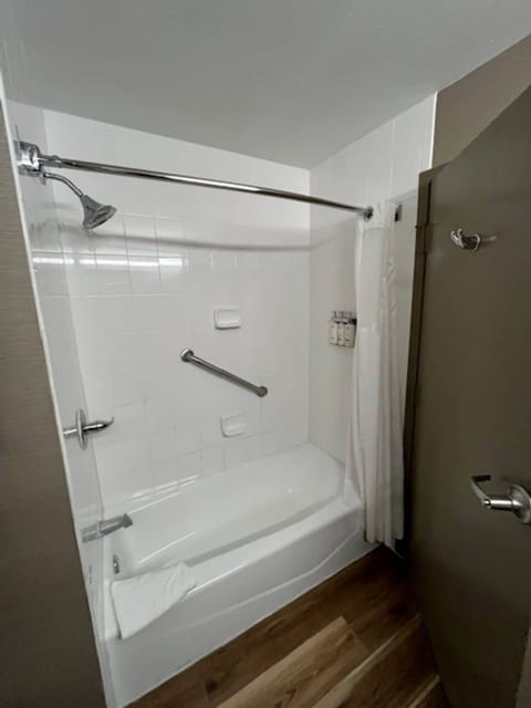 Combined shower/tub, deep soaking tub, free toiletries, hair dryer