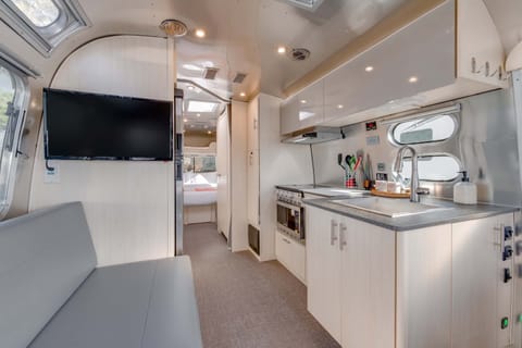 Airstream 27 | In-room safe, free WiFi, bed sheets