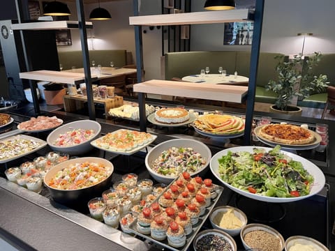 Lunch and dinner served, French cuisine