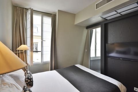 Double Room | 1 bedroom, in-room safe, desk, soundproofing