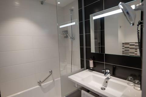 Combined shower/tub, free toiletries, hair dryer, towels