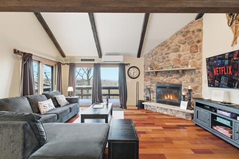 Tannersville Vacation Rental | 3BR | 2.5BA | 1,450 Sq Ft | Stairs Required