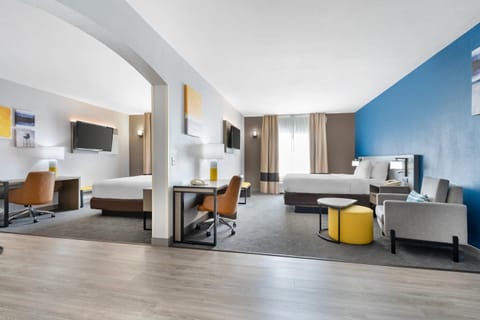 Suite, Multiple Beds, Non Smoking (Efficiency,Upgrade) | Premium bedding, desk, blackout drapes, iron/ironing board