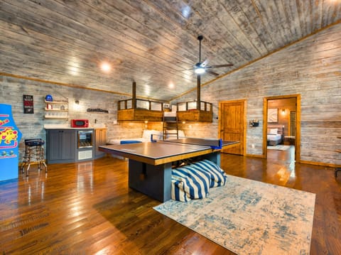 Detached Game Room - Ping Pong, Shuffleboard, Arcades, Foosball