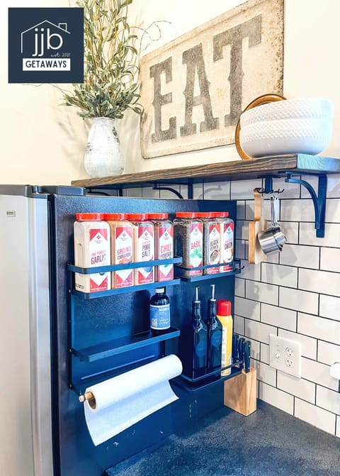 No need to haul your whole spice rack—The Little Lodge has you covered! With a handy stash of oils and everyday spices, you can cook up comfort without packing a thing.