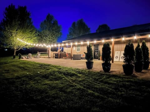 The Little Lodge's backyard is built for memory-making—string lights, crackling fire pit, covered hot tub, outdoor TV, cornhole, bocce, and even ping pong under the stars. Come hang out!