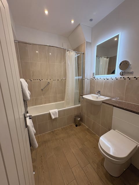 Twin Room, 2 Twin Beds | Bathroom | Free toiletries, hair dryer, bathrobes, towels
