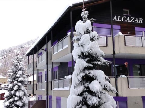 Property, Building, Snow, Purple, Architecture, Tree, Freezing, Facade, Window, Real Estate