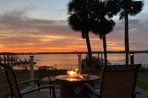 Welcome to Sunset Palms Riverside Retreat! Enjoy the beauty of a sunset & enjoy nature's farewell kiss for the night!