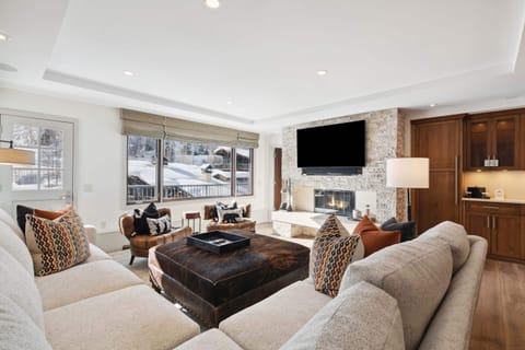lodgetower687-8397_54267171275_o