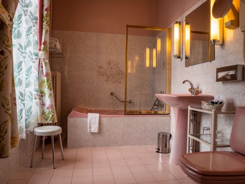 Junior Suite, Terrace | Bathroom | Bathtub, free toiletries, hair dryer, bathrobes
