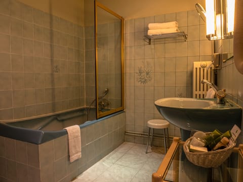 Classic Room | Bathroom | Bathtub, free toiletries, hair dryer, bathrobes