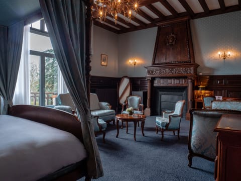 Junior Suite | Minibar, in-room safe, individually furnished, desk