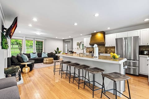 Main Living: Fit up to 20 people comfortably! 