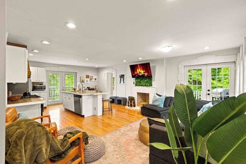 Main Living: Fit up to 20 people comfortably! 