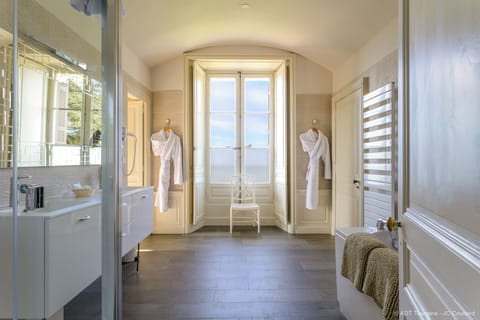 Suite | Bathroom | Combined shower/tub, deep soaking tub, free toiletries, hair dryer