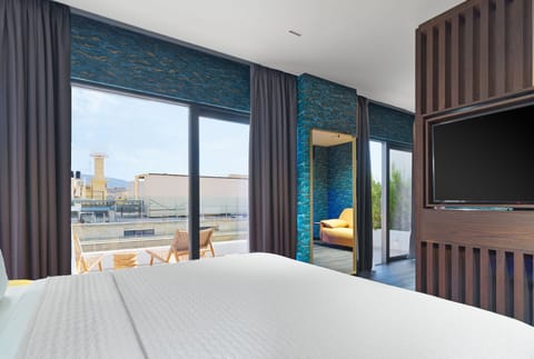 NYX Executive Suite with Lounge Access | Hypo-allergenic bedding, minibar, in-room safe, individually decorated