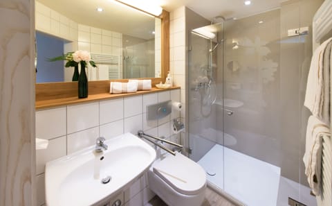 Standard Single Room, 1 Twin Bed | Bathroom | Shower, free toiletries, hair dryer, towels