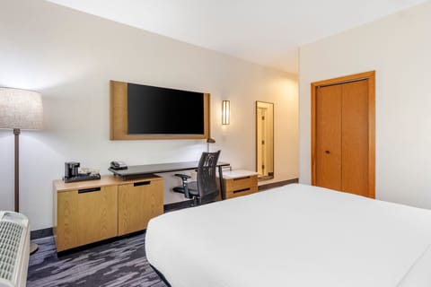 Iron/ironing board, WiFi (free), bed sheets