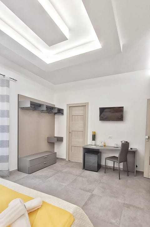 Camera con balcone (Ambra) | Down comforters, pillowtop beds, minibar, desk