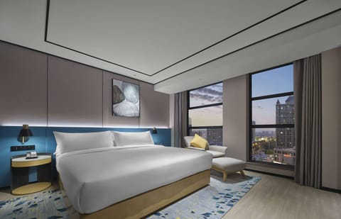 Premium bedding, in-room safe, desk, laptop workspace