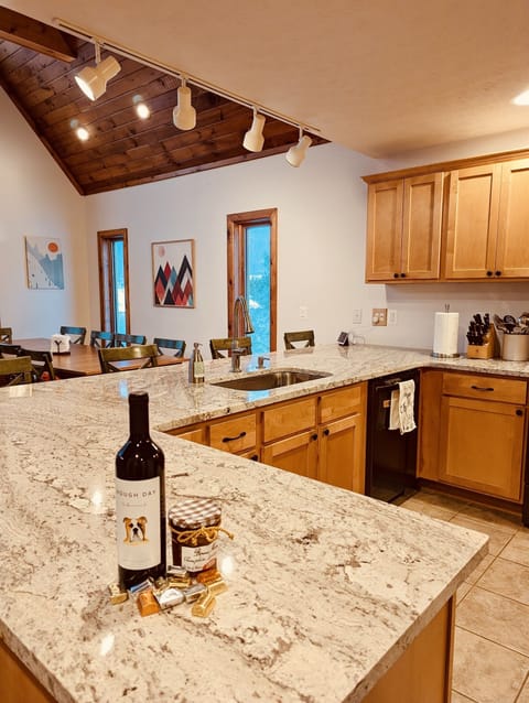 Look out at lake views and have conversations with other guests while enjoying the fully stocked kitchen.