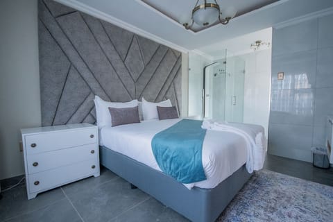 Cheetah - Self Catering | In-room safe, desk, iron/ironing board, free WiFi