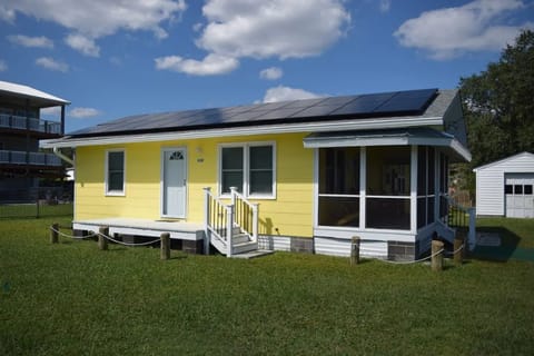 cottage with detached garage 