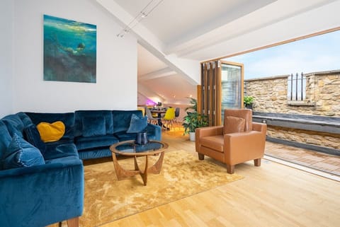 Welcome to Kensington Heights! A stunning 2-bedroom converted Chapel Apartment in Bath. 