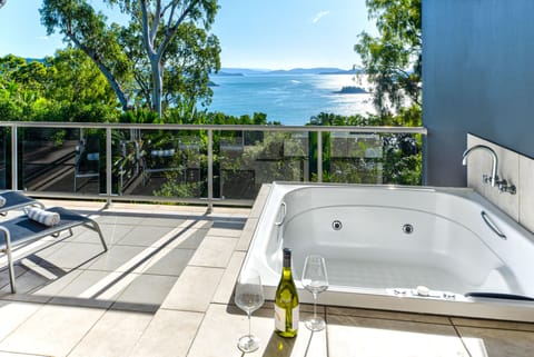Panoramic Apartment | Bathroom | Separate tub and shower, jetted tub, hair dryer, towels