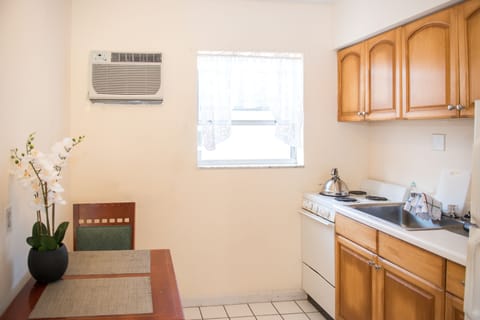 Studio, 2 Double Beds | Private kitchen | Coffee/tea maker, electric kettle, toaster, cookware/dishes/utensils