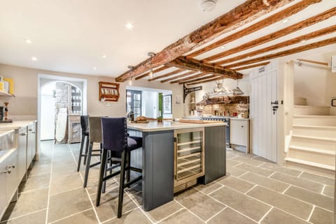 Cross Keys Cottage Kitchen - StayCotswold