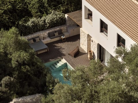 Surrounded by nature, this sublime holiday home will be cherished. 