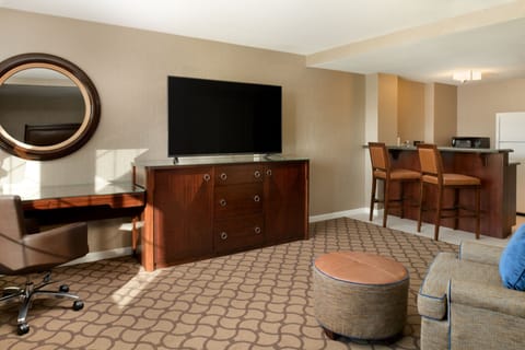 Executive Suite, 1 King Bed with Sofa bed, Marina View | Living room | LCD TV, pay movies