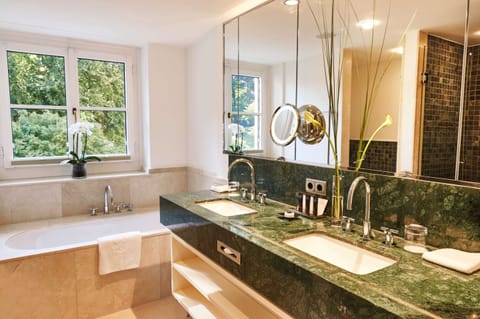 1 bedroom, hypo-allergenic bedding, minibar, in-room safe