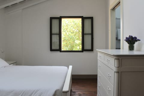 Premium bedding, iron/ironing board, free WiFi, bed sheets