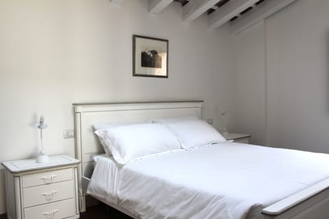 Premium bedding, iron/ironing board, free WiFi, bed sheets