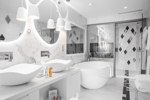 Imperial Suite with spa access on reservation | Bathroom | Combined shower/tub, free toiletries, hair dryer, bathrobes