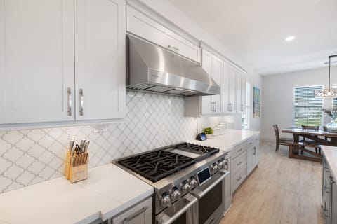 Chef's kitchen with 48-inch double oven, 6 burners and sous vide cooktop