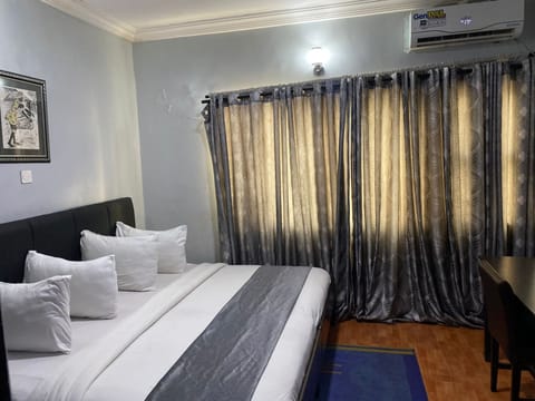 Executive Room | Egyptian cotton sheets, premium bedding, memory foam beds, desk