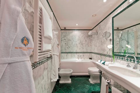 Combined shower/tub, jetted tub, eco-friendly toiletries, hair dryer