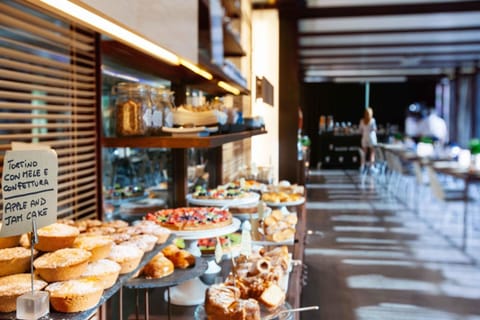 2 restaurants; breakfast, lunch, and dinner served