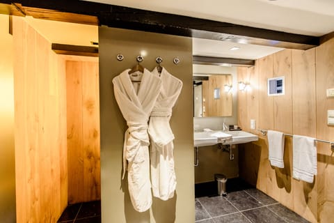 Loft Suite - Bad | Bathroom | Free toiletries, hair dryer, bathrobes, slippers