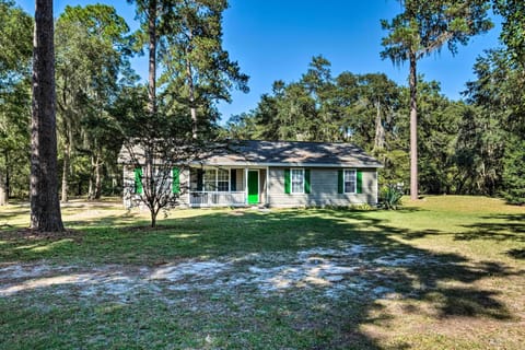 Gainesville Vacation Rental | 3BR | 2BA | 2 Steps for Entry | 1,650 Sq Ft
