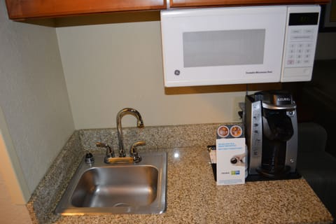 Deluxe Room | Private kitchenette | Fridge, microwave, coffee/tea maker