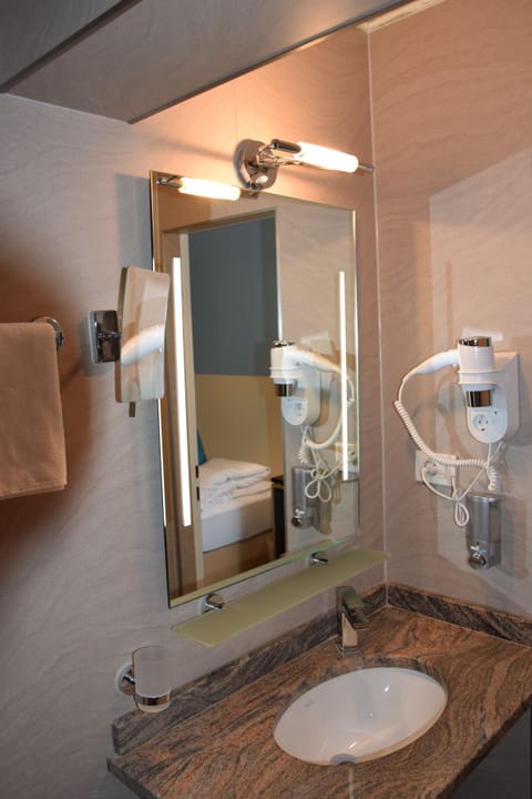 Standard Twin Room | Bathroom | Shower, hair dryer, towels