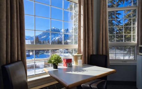 Premier Studio, 1 King Bed | Iron/ironing board, WiFi (free), bed sheets