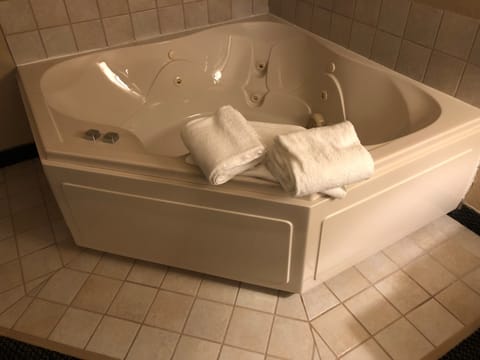 Suite, 1 King Bed, Non Smoking | Private spa tub